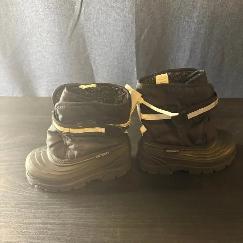 Northside Black Silver Snowboots Toddler sz 9 Hook and Clasp Closure